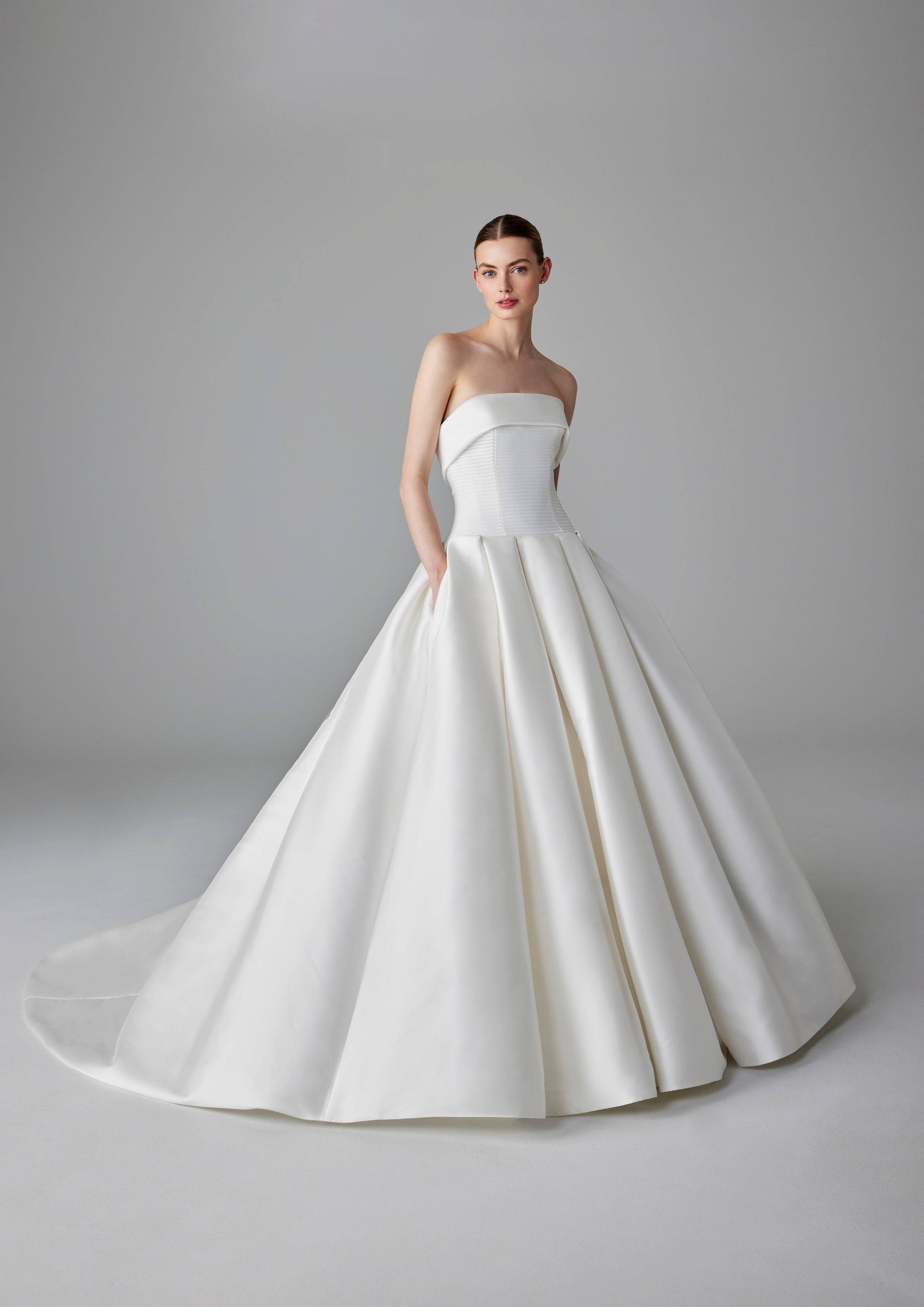 Still white pronovias store