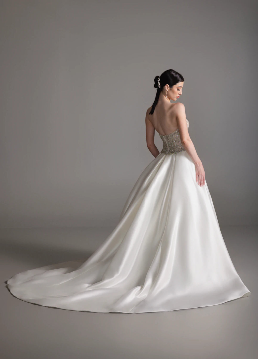 Lazaro Bridal: Banu