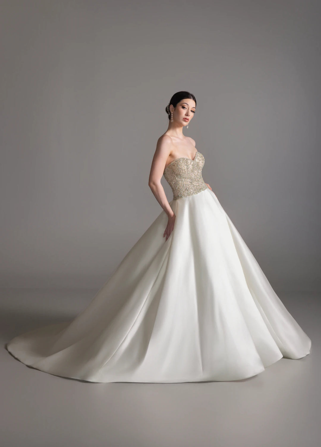 Lazaro Bridal: Banu
