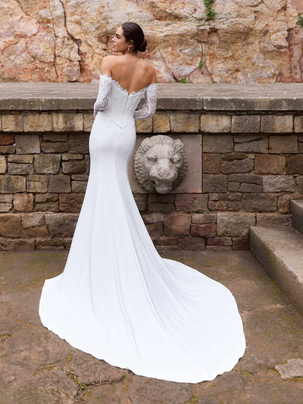 Pronovias Junyia mermaid crepe wedding dress, image 2