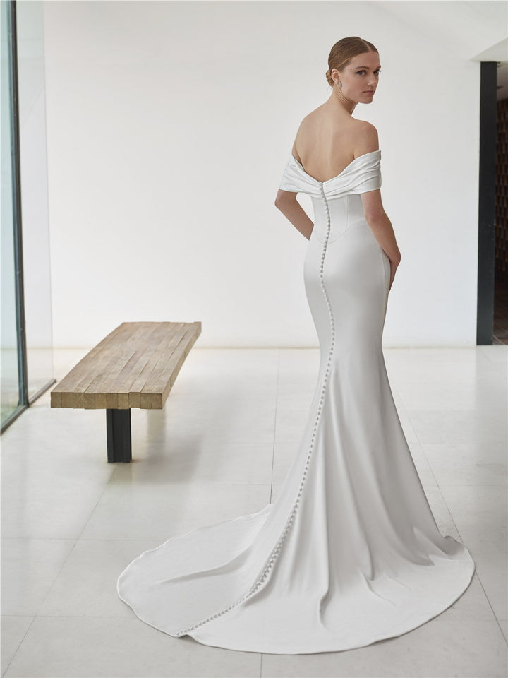 Pronovias Leight mermaid satin wedding dress, image 2
