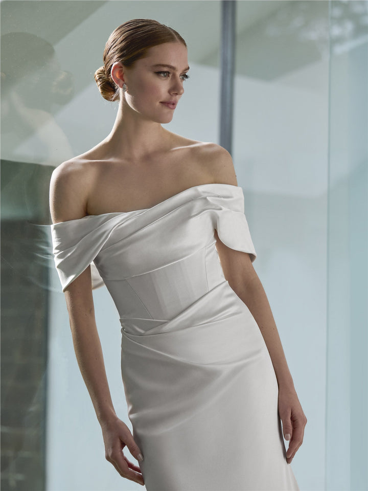 Pronovias Leight mermaid satin wedding dress, image 3