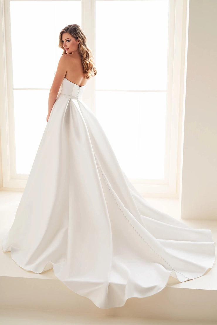 Enchanting E1001 sample sale aline wedding dress with leg slit back view