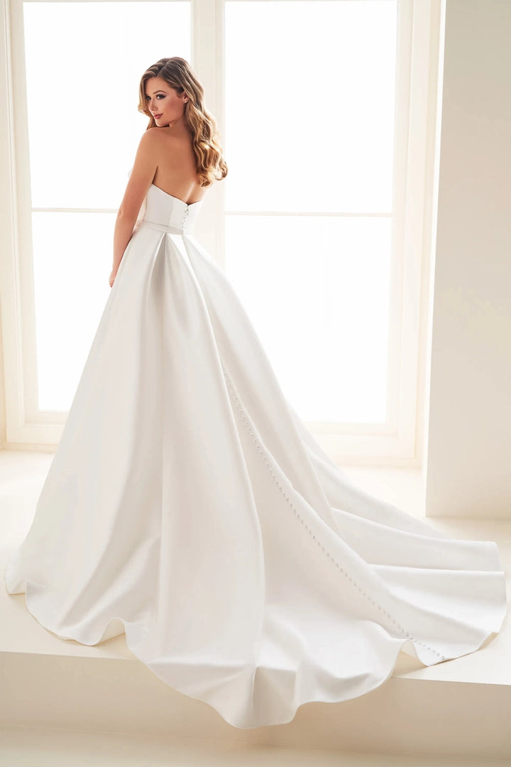 Enchanting E1001 sample sale aline wedding dress with leg slit back view