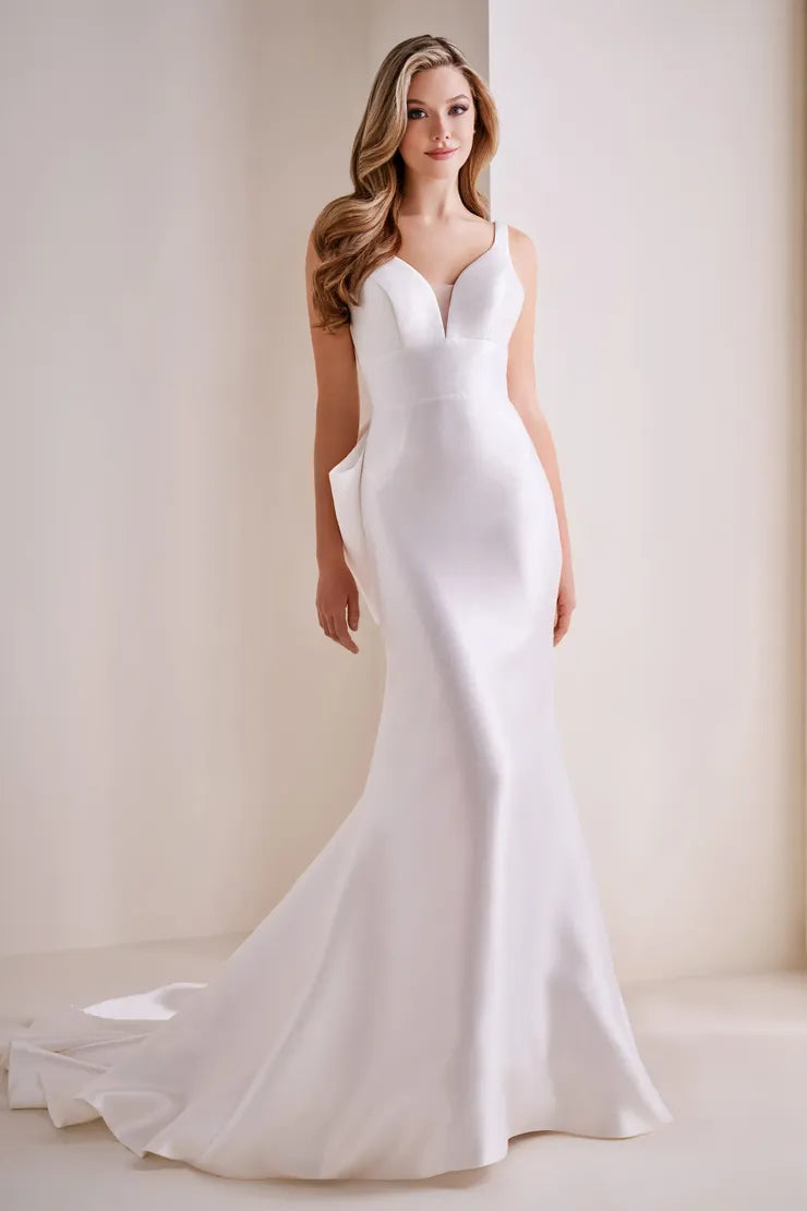 Enchanting E407 sample sale mermaid wedding dress low back with detachable bow front view