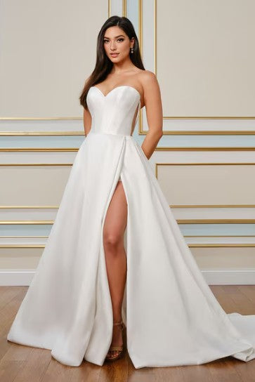 Magnolia White U2005 sample sale wedding dress aline with sweetheart neckline and leg slit front view