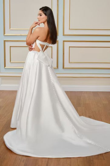 Magnolia White U2005 sample sale wedding dress aline with sweetheart neckline and leg slit back view