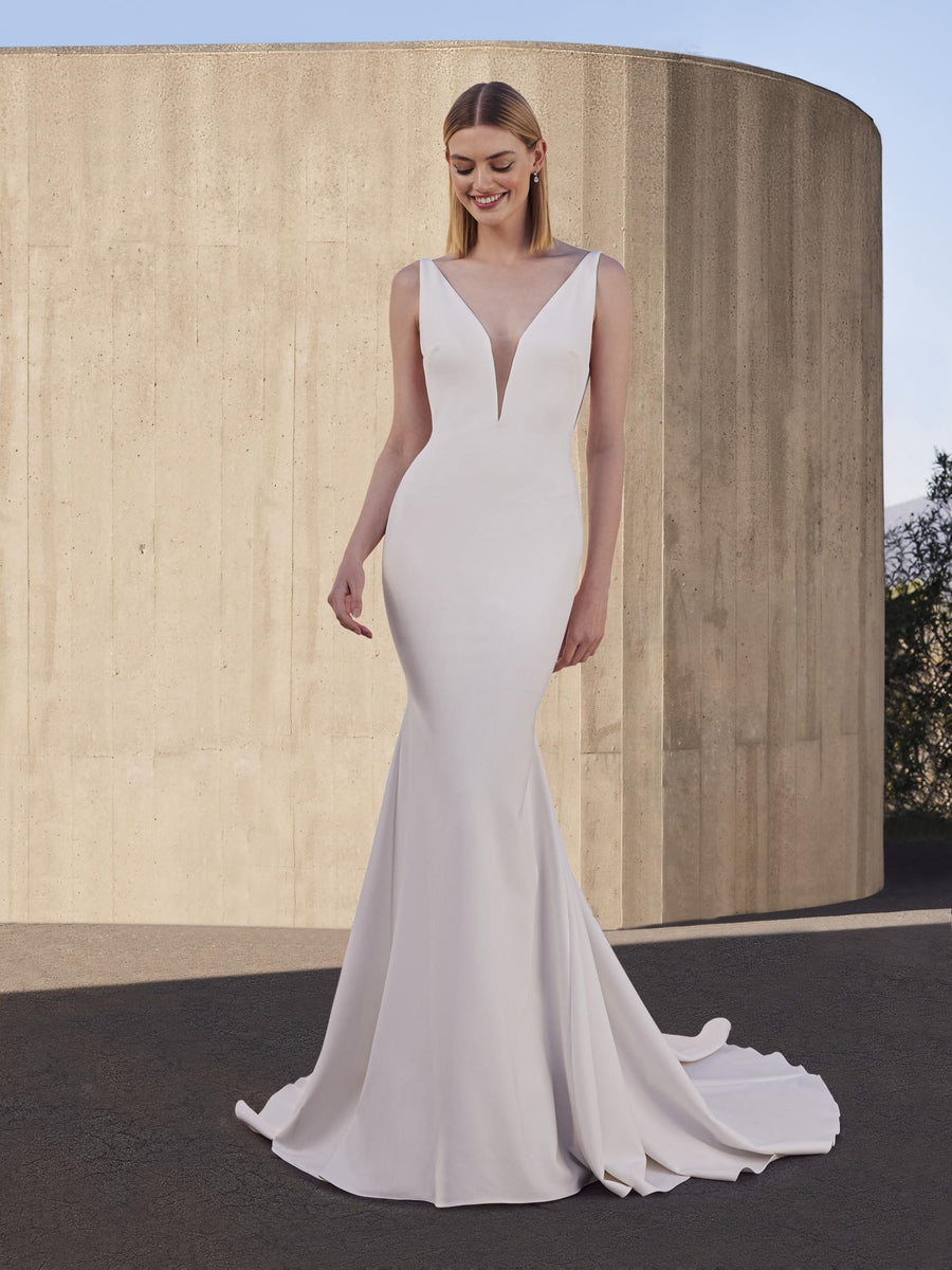 Pronovias Snowbeet mermaid crape wedding dress v-neckline front detailed view