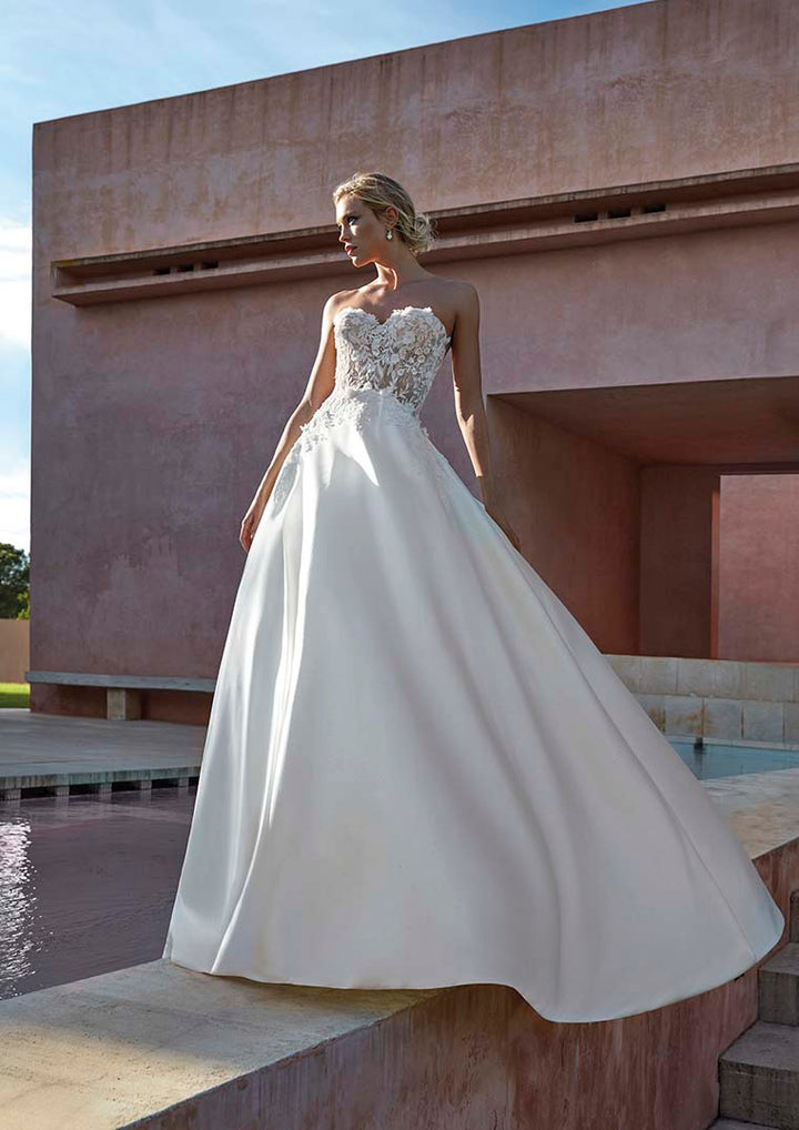 Pronovias Wedding Dress 8 / Off White Pronovias: Floridia (Clearance)