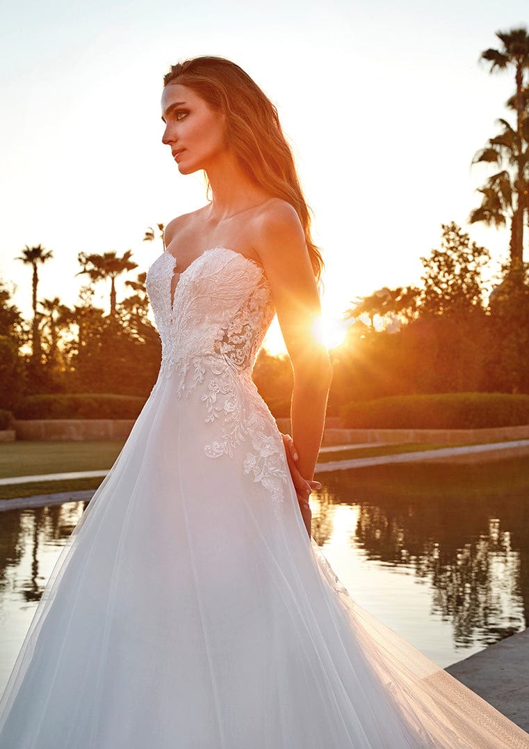 orange white wedding dresses 10 Colored For A Unique Bridal Look If you want to be in highlights White and Orange Wedding Dress